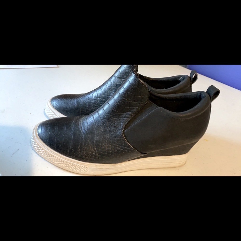 Platform Black shoes! Super cute w/ jeans/leggings